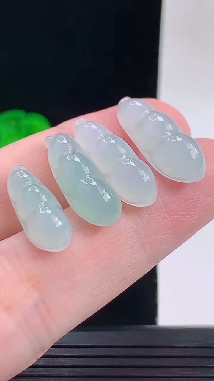 天然A货翡翠福豆吊坠一手，尺寸22.9-8.1-5.9重量:7.29g  172
9月13日