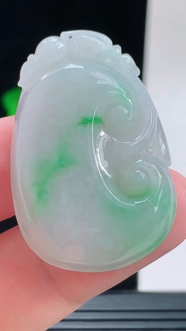 天然A货翡翠如意吊坠，尺寸40.7-26.7-6.3重量:14.25g
9月13日