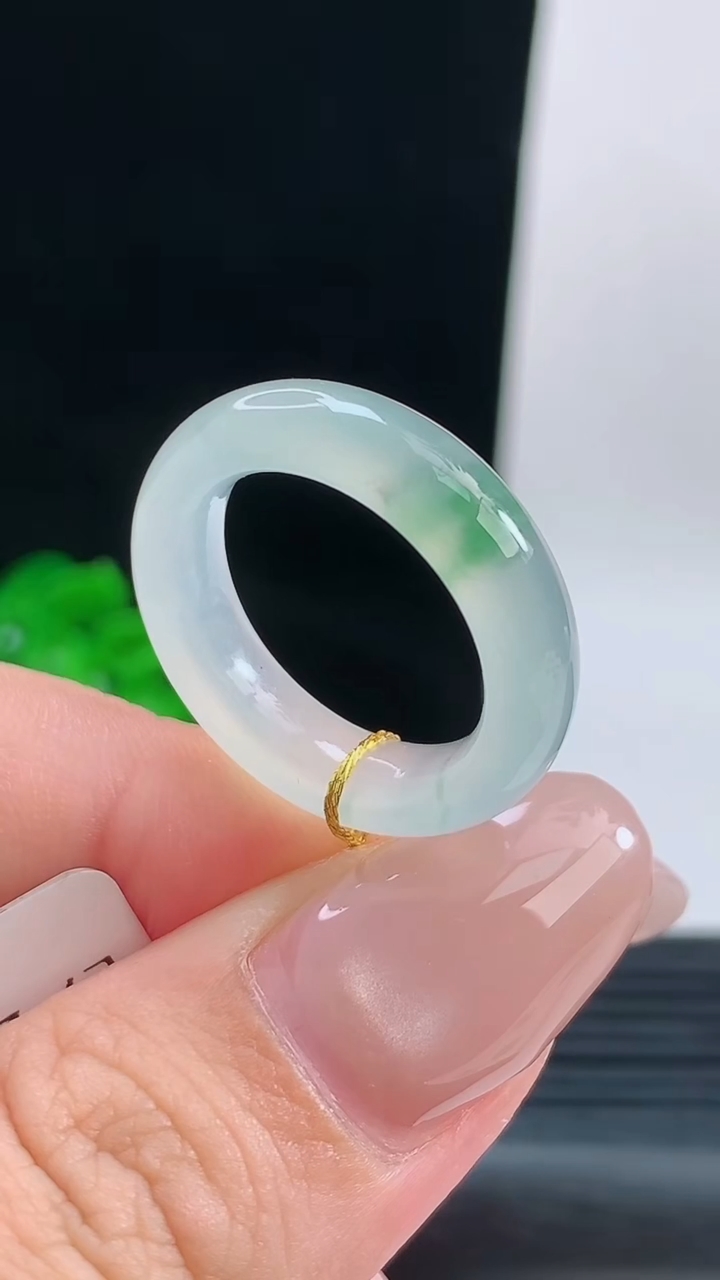 天然A货翡翠冰种飘花玉指环戒指，尺寸17.3-5.9-4.1重量:4.24g2026年9月13日
工
