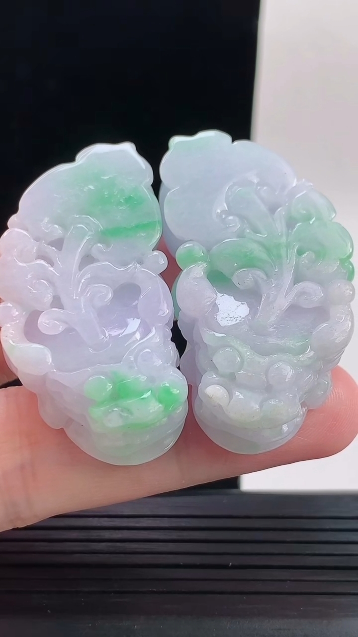 天然A货翡翠春带彩 紫罗兰貔貅吊坠一对，尺寸46-23.4-12.3重量:58.32g
9月13日