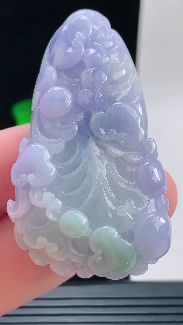 天然A货翡翠紫罗兰白菜吊坠，尺寸55.4-30-12.4重量:34.29g
9月13日