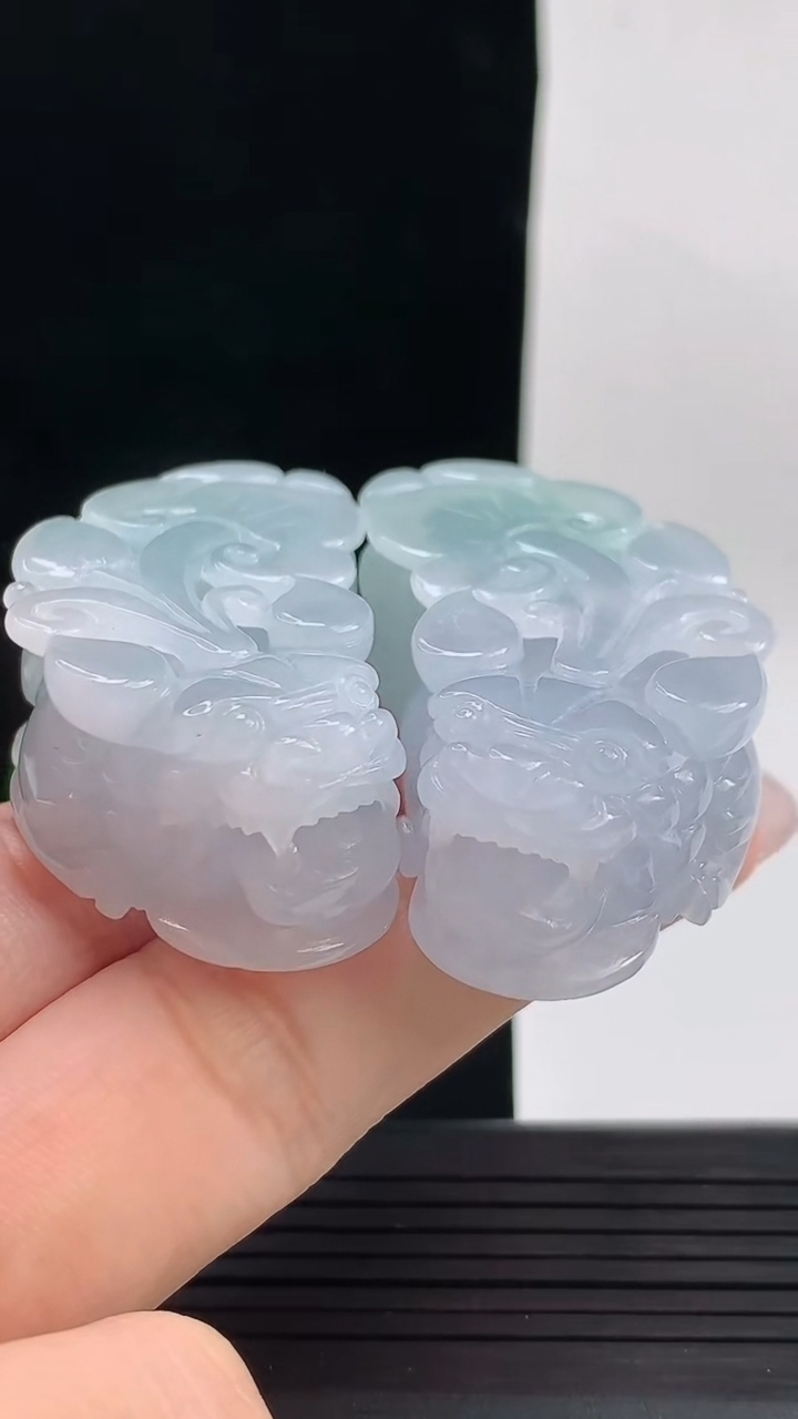 天然A货翡翠貔貅吊坠一对，尺寸50.5-24.7-15.5重量:84.63g
9月13日