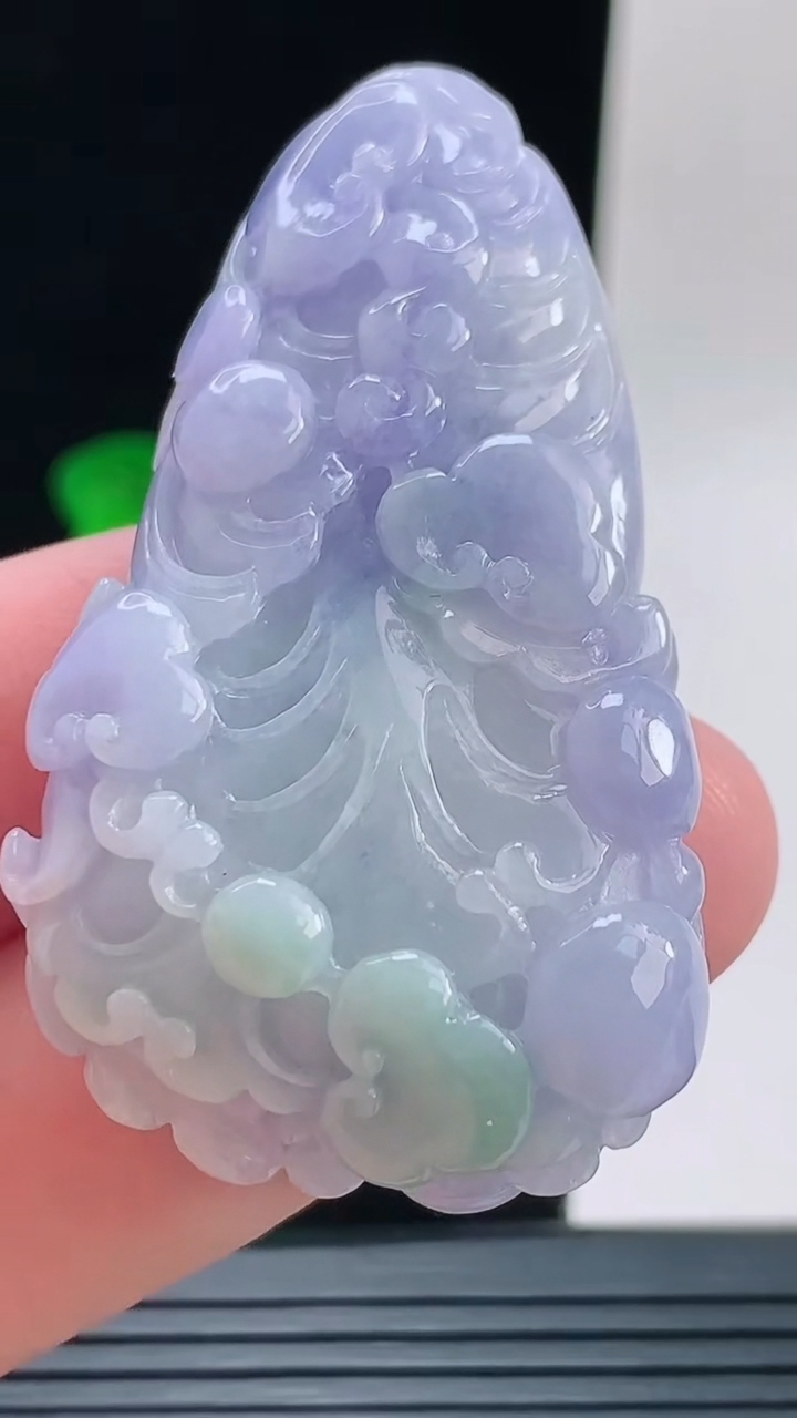 天然A货翡翠紫罗兰白菜吊坠，尺寸55.4-30-12.4重量:34.29g
9月13日