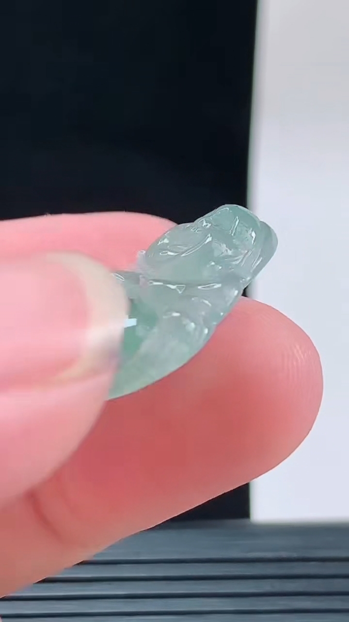 天然A货翡翠佛公吊坠，尺寸24.2-26.7-4.8重量:4.36g
9月13日
