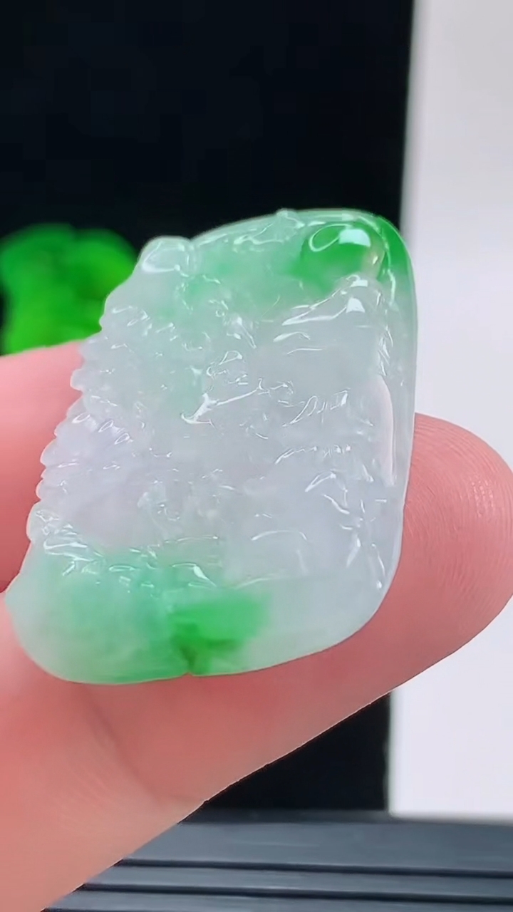 天然A货翡翠山水牌吊坠，尺寸36.3-23.6-6.1重量:11.00g
9月13日