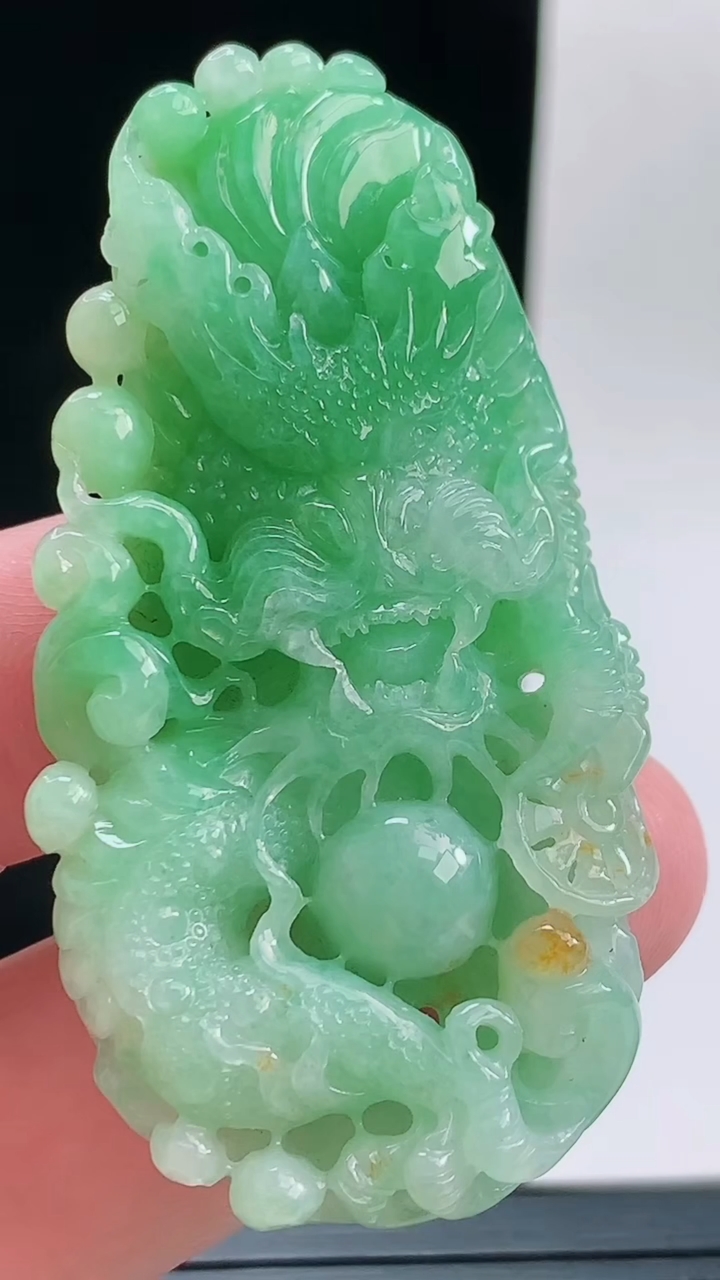 天然A货翡翠龙牌吊坠，尺寸59.3-31-10.3重量:30.67g
9月13日
