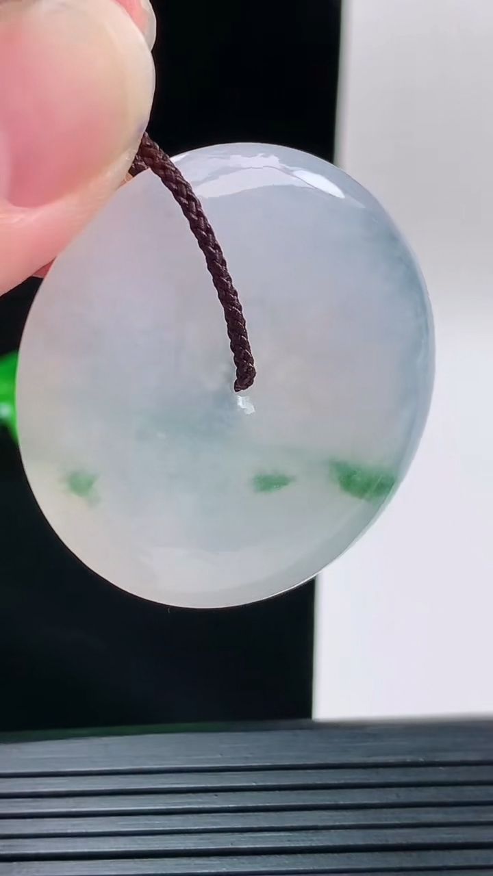 天然A货翡翠冰种飘花平安扣吊坠，尺寸39.1-5.8重量:18.95g
9月13日