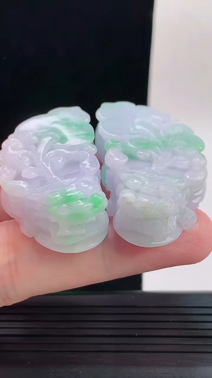 天然A货翡翠春带彩 紫罗兰貔貅吊坠一对，尺寸46-23.4-12.3重量:58.32g
9月13日