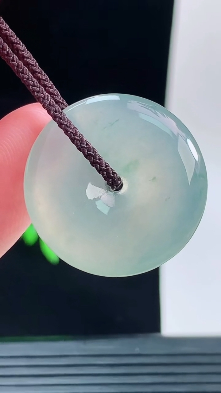 天然A货翡翠平安扣吊坠，尺寸25.4-4.5重量:5.64g
9月13日