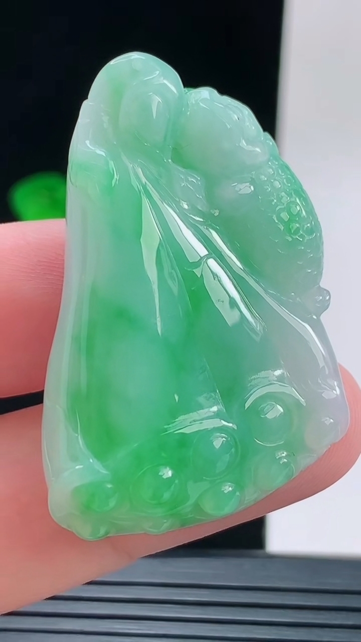 天然A货翡翠莲蓬吊坠，尺寸43.4-29.8-10.5重量:20.82g
9月13日