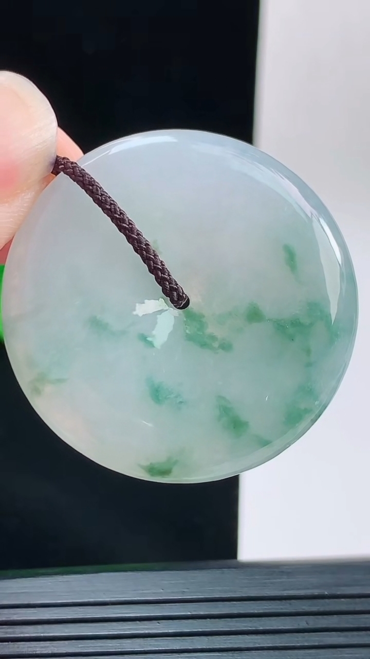 天然A货翡翠飘花平安扣吊坠，尺寸37.5-5.4重量:15.99g
9月13日