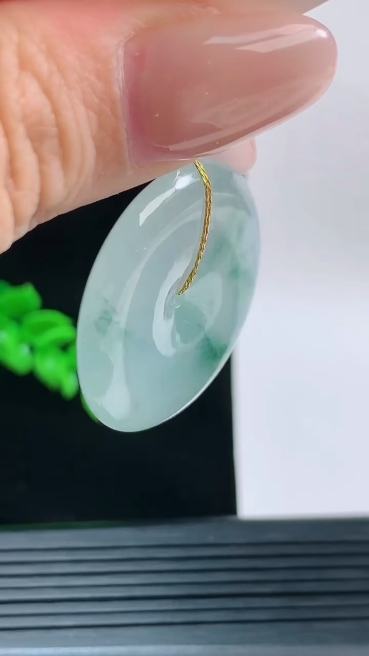 天然A货翡翠飘花平安扣吊坠，尺寸31.9-5.1重量:11.00g
9月13日