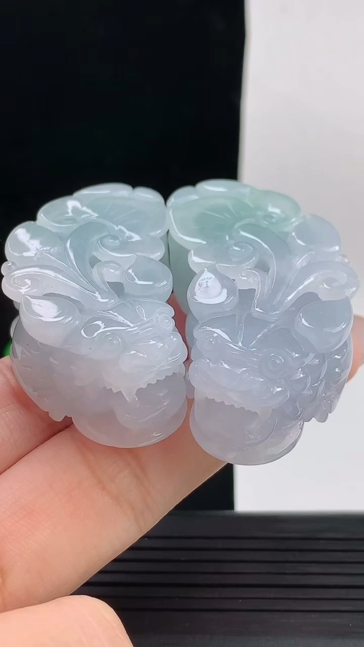 天然A货翡翠貔貅吊坠一对，尺寸50.5-24.7-15.5重量:84.63g
9月13日