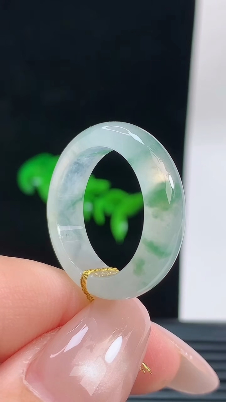 天然A货翡翠冰种飘花玉指环戒指，尺寸18.2-6.2-3.9重量:4.38g2026年9月13日
工