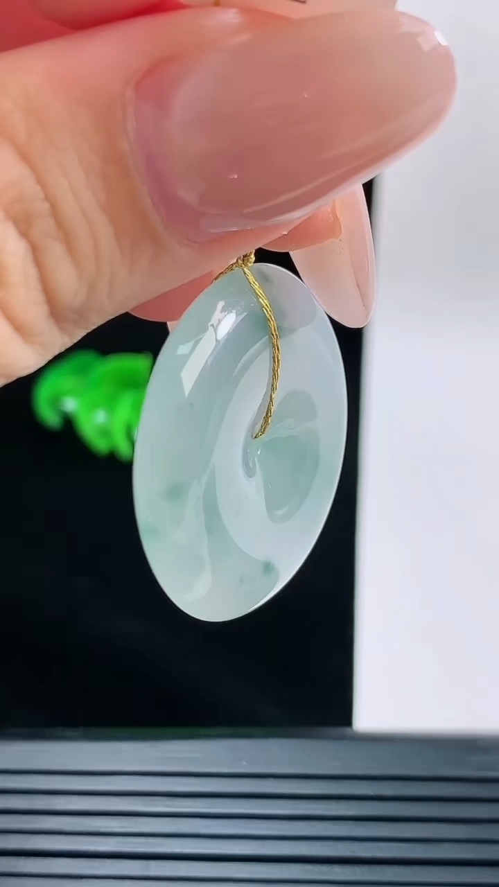 天然A货翡翠冰种飘花平安扣吊坠，尺寸30.6-6重量:11.51g
9月13日