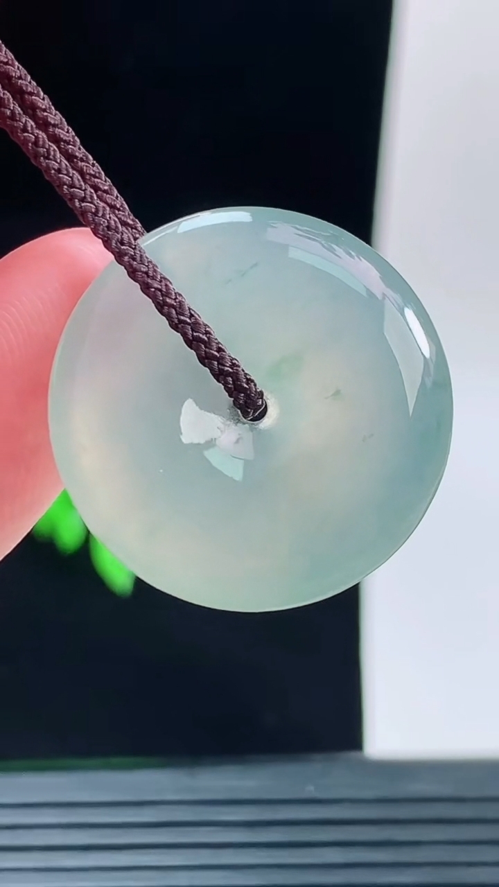 天然A货翡翠平安扣吊坠，尺寸25.4-4.5重量:5.64g
9月13日