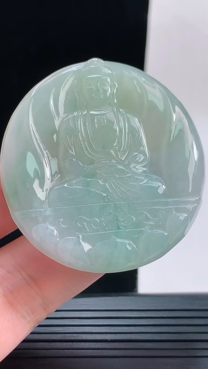 天然A货翡翠观音菩萨吊坠，尺寸51.4-5.7重量:30.39g
9月13日