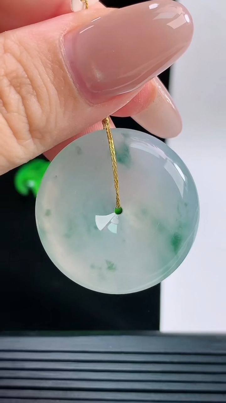 天然A货翡翠冰种飘花平安扣吊坠，尺寸30.6-6重量:11.51g
9月13日