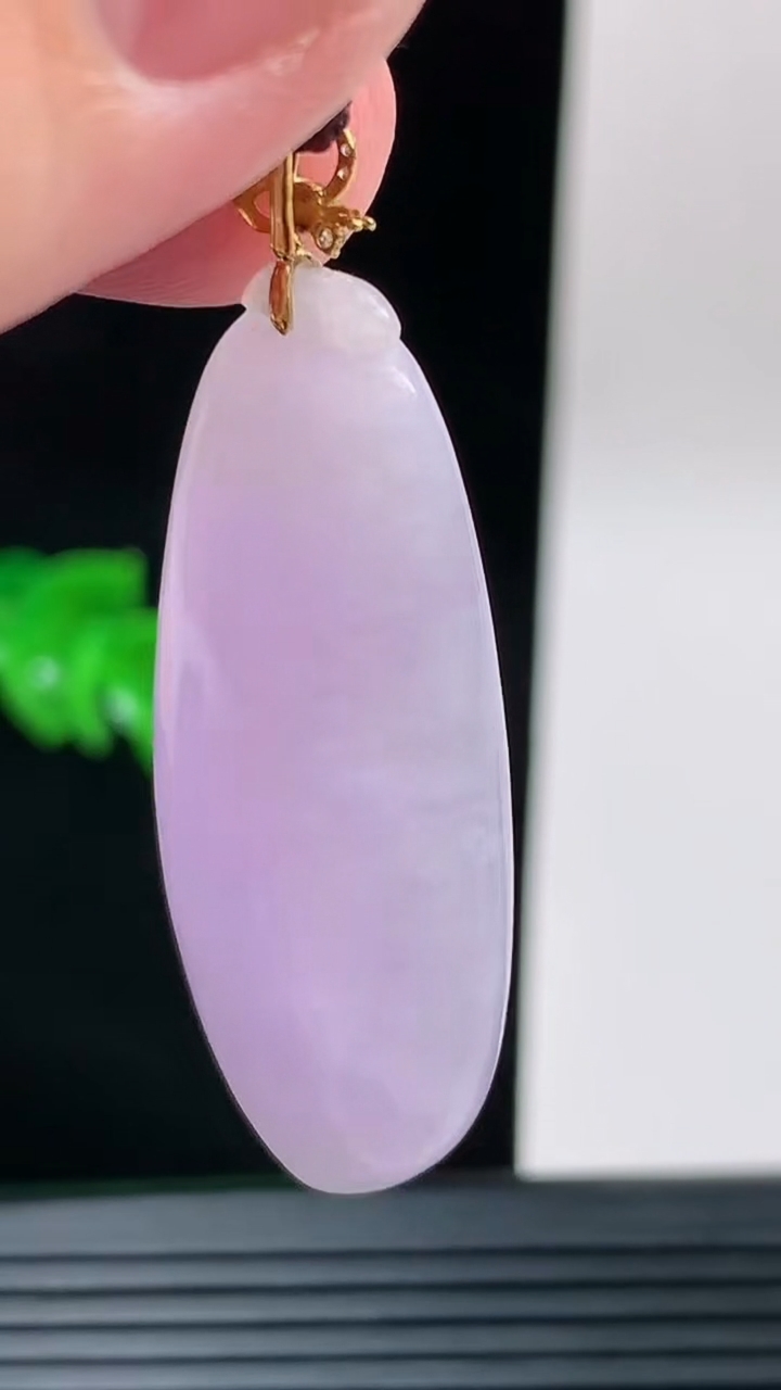 天然A货翡翠18K金紫罗兰福瓜吊坠，尺寸45.5-17.4-8.1重量:10.56g
9月13日