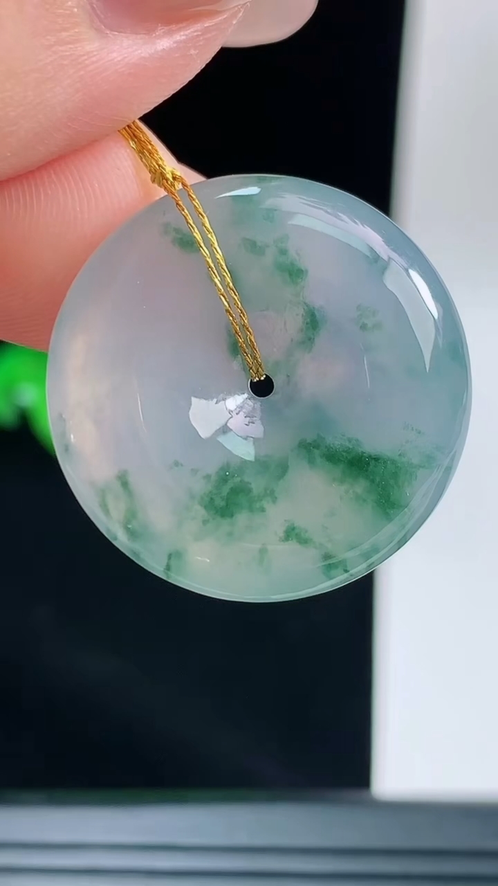 天然A货翡翠飘花平安扣吊坠，尺寸24.7-5.6重量:7.00g
9月13日