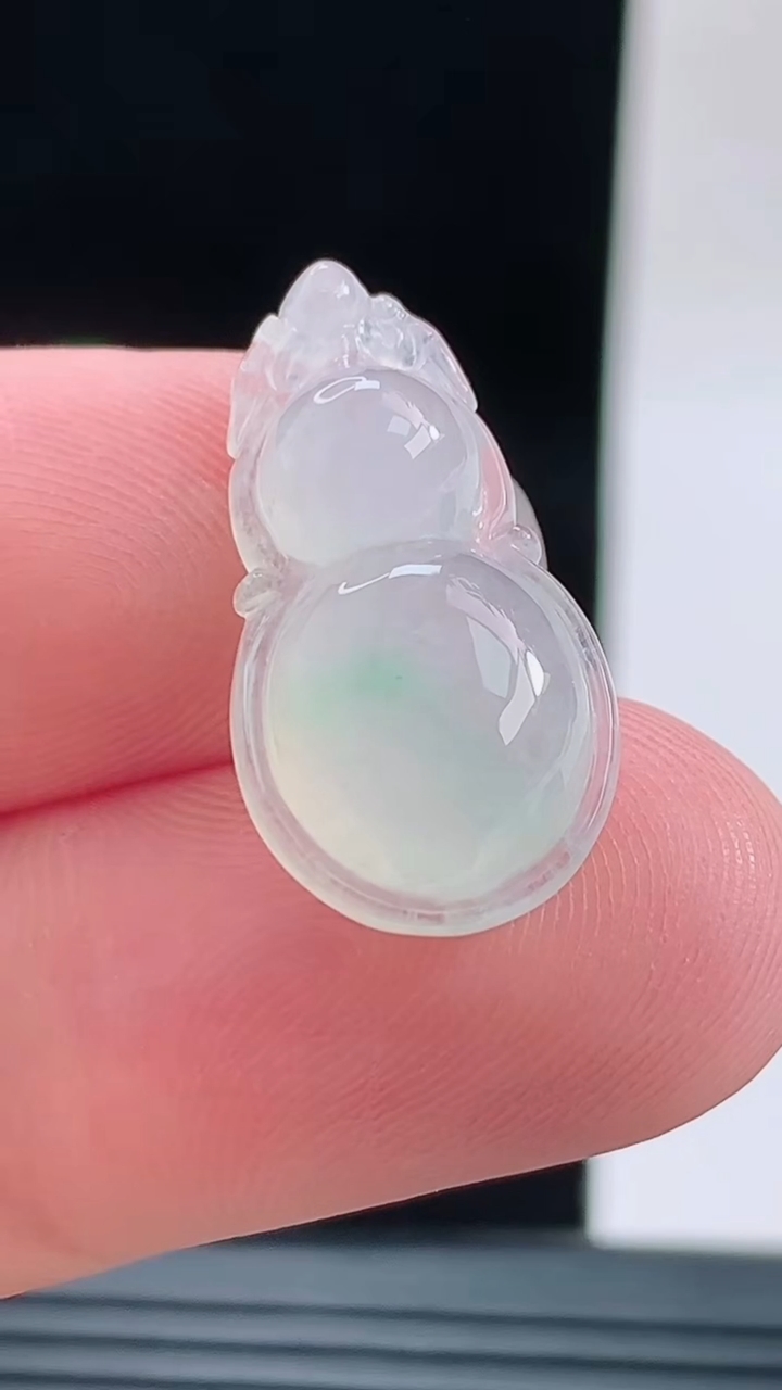 天然A货翡翠葫芦吊坠，尺寸23.1-12.5-6.4重量:2.76g
9月13日