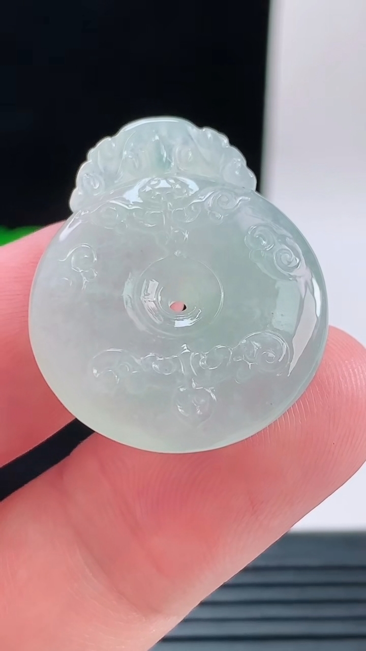 天然A货翡翠仿古平安扣吊坠，尺寸29.7-24.3-5.8重量:7.16g
9月13日