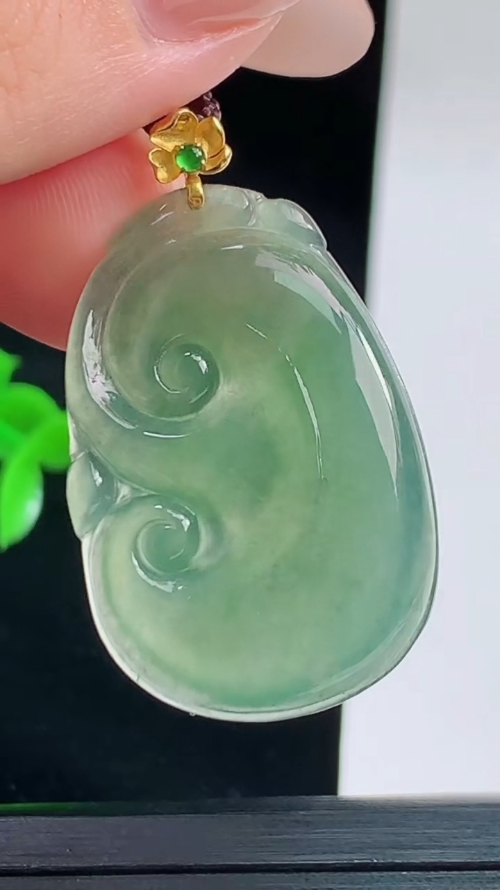 天然A货翡翠如意吊坠，尺寸31.5-21.5-3.9重量:5.25g
9月13日