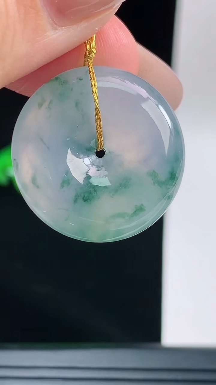 天然A货翡翠飘花平安扣吊坠，尺寸24.7-5.6重量:7.00g
9月13日