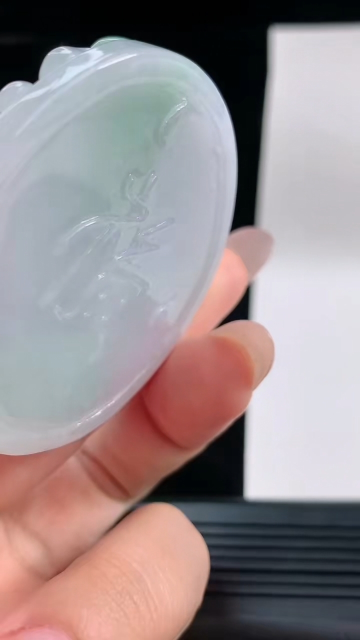 天然A货翡翠喜上眉梢吊坠，尺寸51.7-12.8重量:65.76g
9月13日