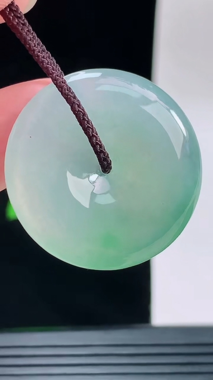 天然A货翡翠平安扣吊坠，尺寸30-5.7重量:10.35g
9月13日