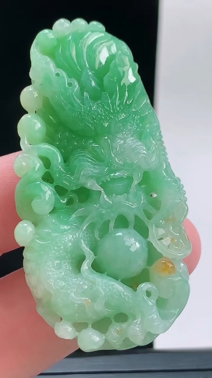 天然A货翡翠龙牌吊坠，尺寸59.3-31-10.3重量:30.67g
9月13日