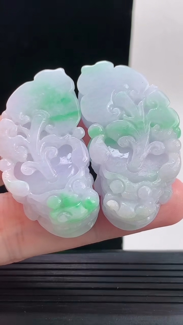 天然A货翡翠春带彩 紫罗兰貔貅吊坠一对，尺寸46-23.4-12.3重量:58.32g
9月13日