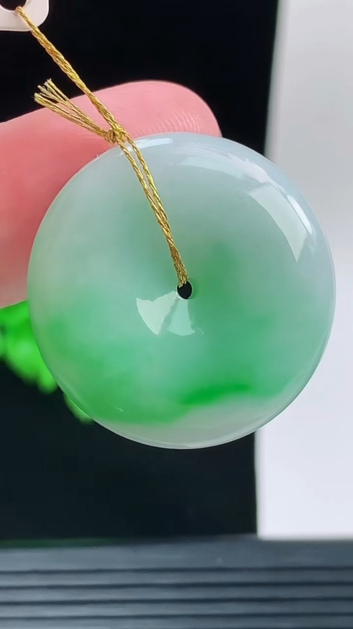 天然A货翡翠平安扣吊坠，尺寸26.3-5.9重量:8.39g
9月13日