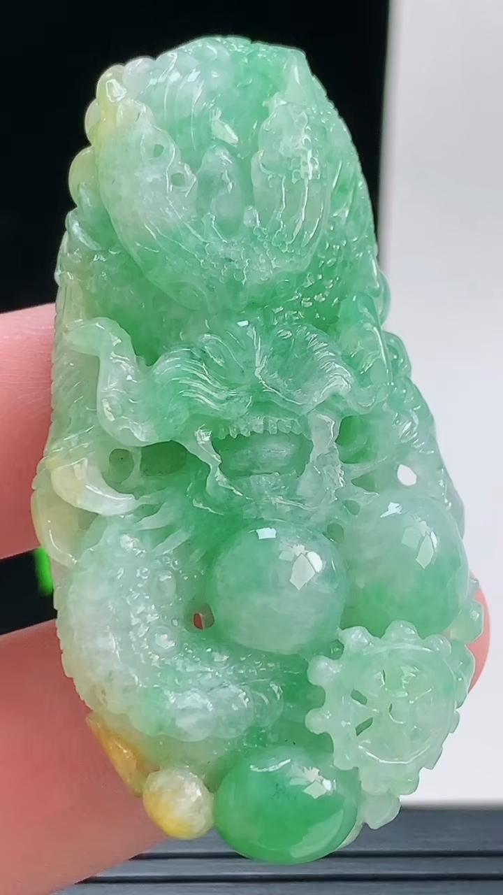 天然A货翡翠龙牌吊坠，尺寸58-29.8-12.1重量:34.79g
9月13日