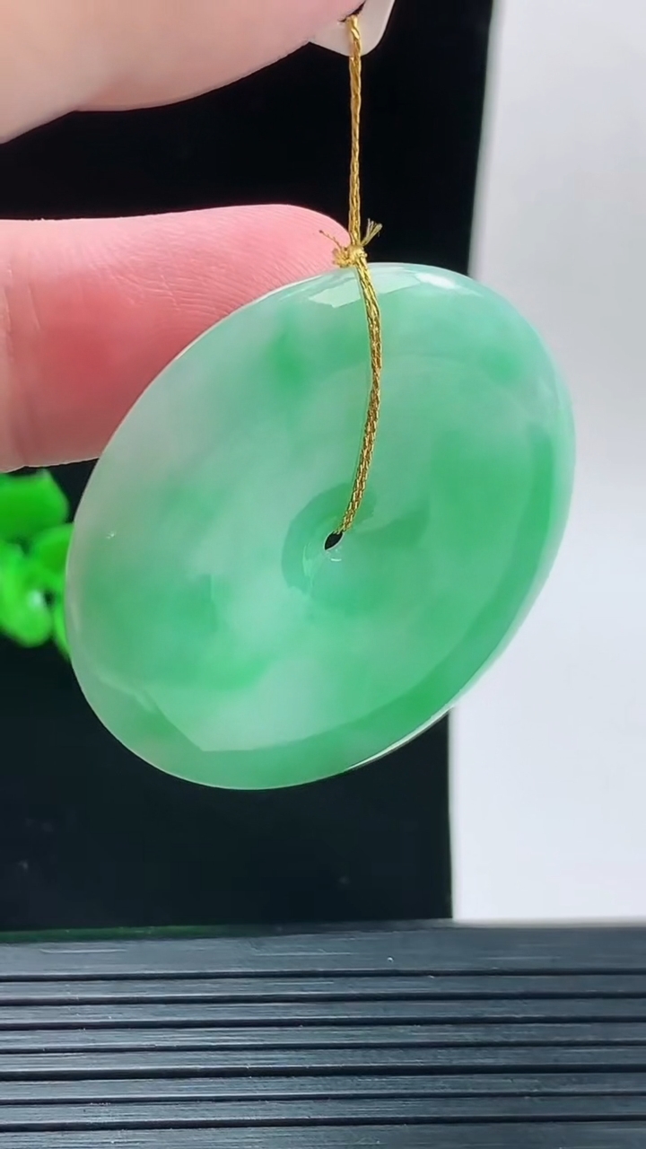 天然A货翡翠平安扣吊坠，尺寸38.3-5.5重量:17.00g
9月13日