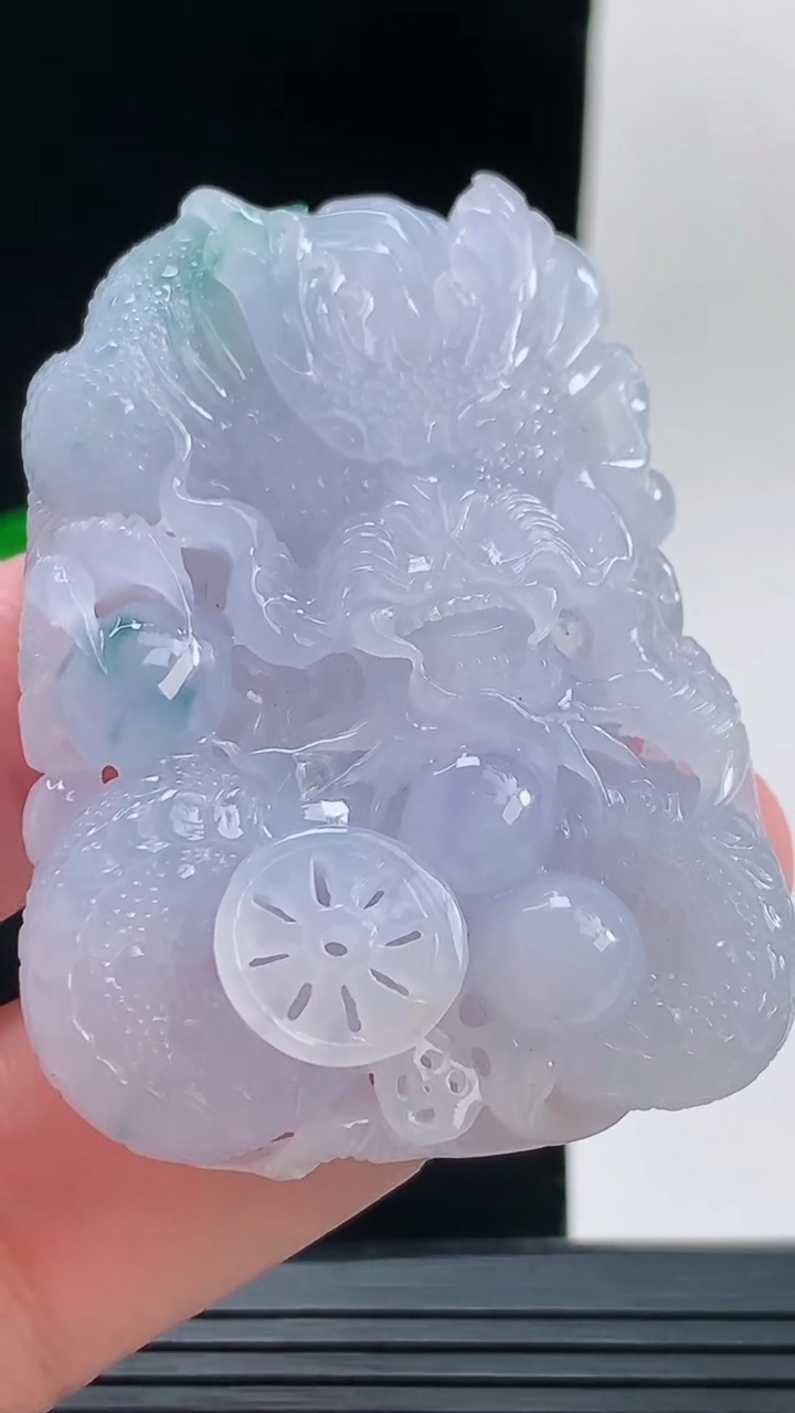 天然A货翡翠紫罗兰飘花龙牌吊坠，尺寸54.9-38.9-12.2重量:48.39g
9月13日