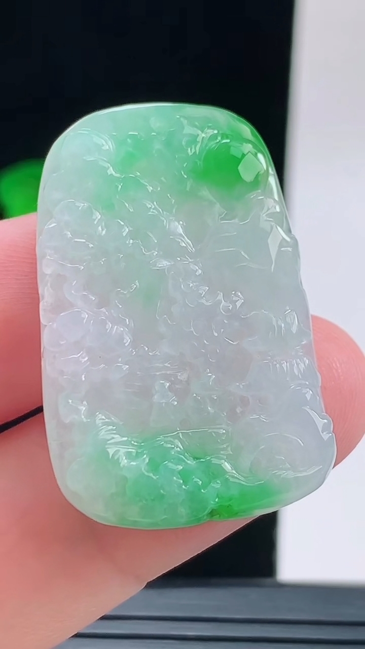 天然A货翡翠山水牌吊坠，尺寸36.3-23.6-6.1重量:11.00g
9月13日