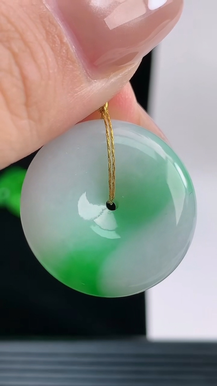 天然A货翡翠平安扣吊坠，尺寸25.1-6.2重量:7.61g
9月13日