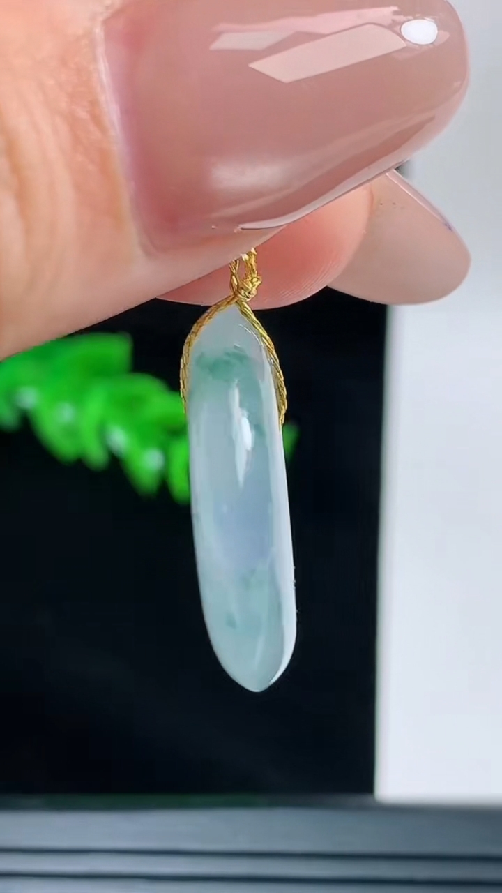 天然A货翡翠飘花平安扣吊坠，尺寸24.7-5.6重量:7.00g
9月13日