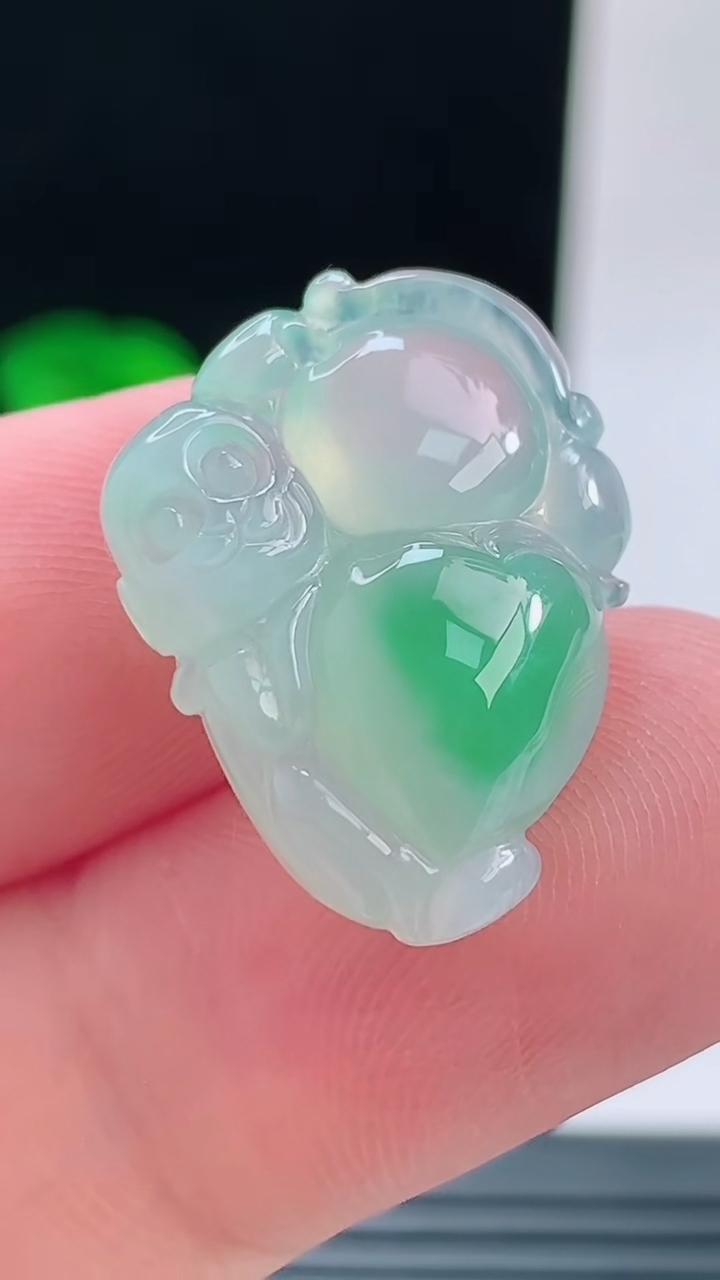天然A货翡翠生肖猴吊坠，尺寸23.2-16-6.5重量:3.87g
9月13日