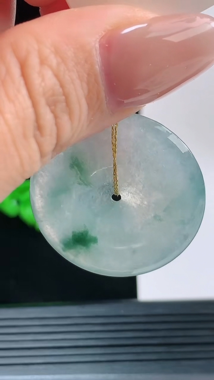 天然A货翡翠飘花平安扣吊坠，尺寸31.9-5.1重量:11.00g
9月13日
