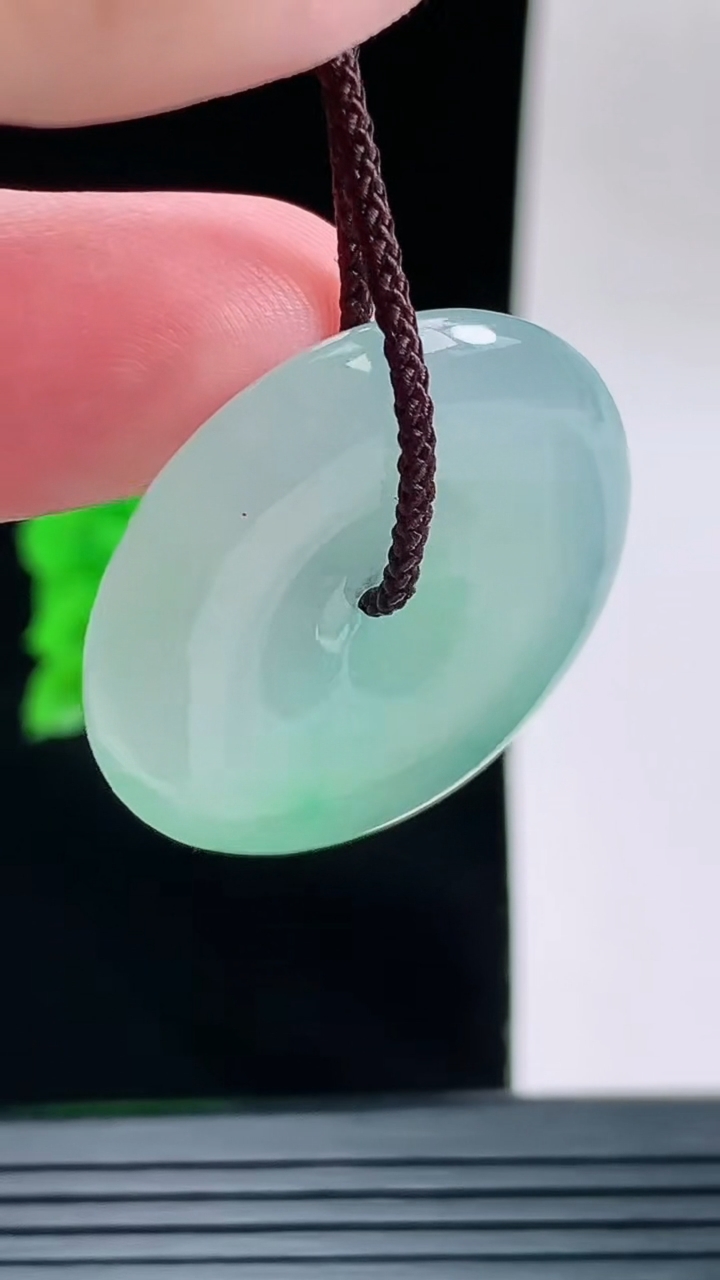 天然A货翡翠平安扣吊坠，尺寸30-5.7重量:10.35g
9月13日
