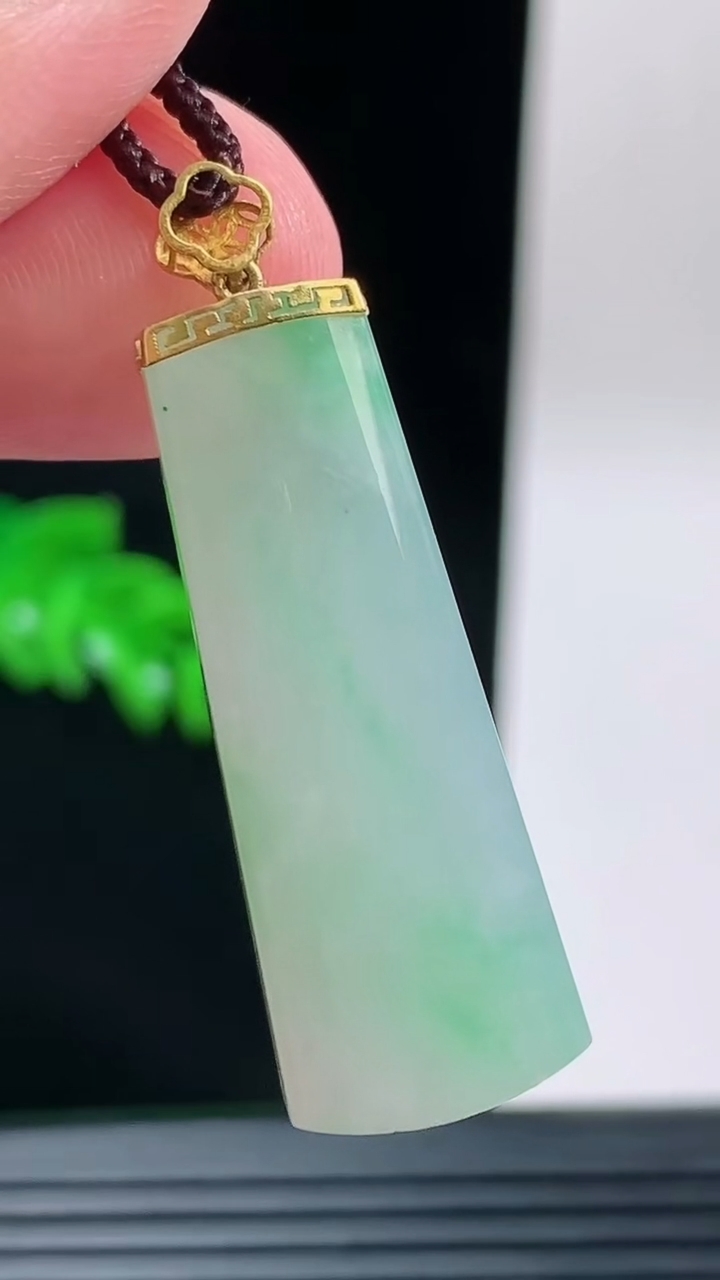 天然A货翡翠无事牌吊坠，尺寸32.6-12.1-7.3重量:6.65g
9月13日