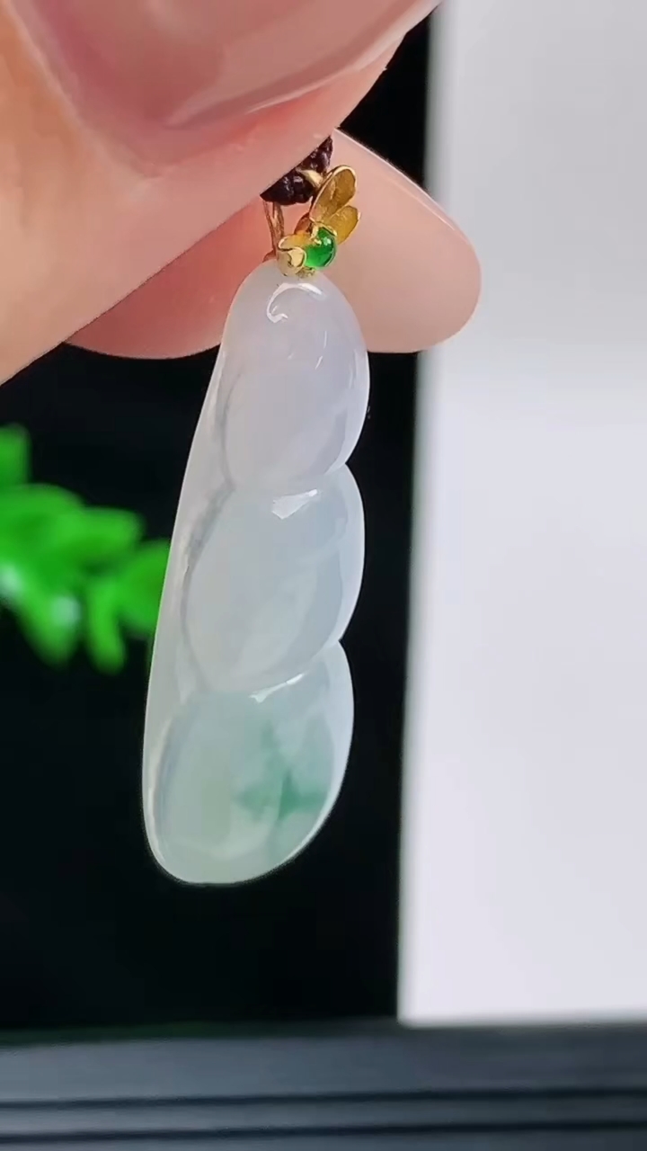 天然A货翡翠18K金飘花福豆吊坠，尺寸32.1-13-5.2重量:3.71g
9月13日