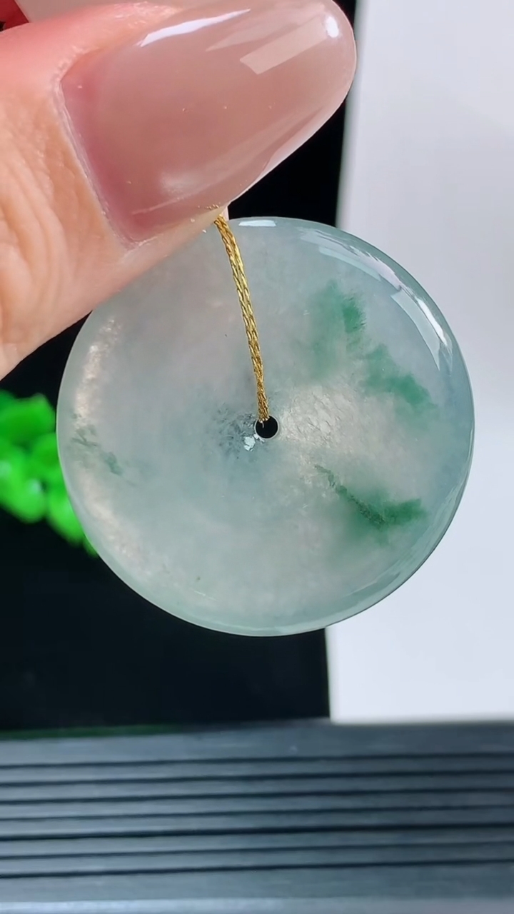 天然A货翡翠飘花平安扣吊坠，尺寸31.9-5.1重量:11.00g
9月13日