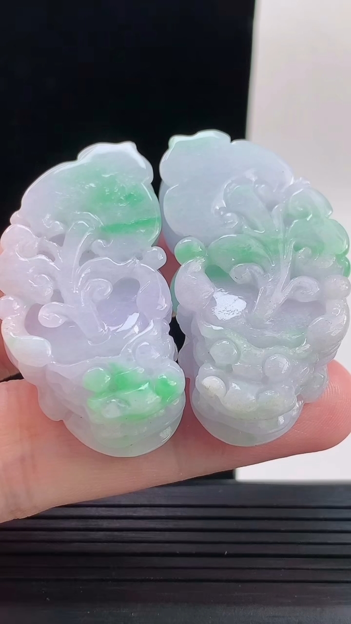 天然A货翡翠春带彩 紫罗兰貔貅吊坠一对，尺寸46-23.4-12.3重量:58.32g
9月13日