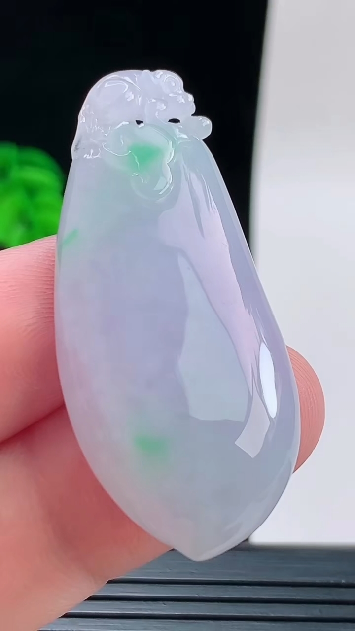 天然A货翡翠春带彩 紫罗兰福瓜吊坠，尺寸48.8-24.9-8.3重量:16.30g
9月14日