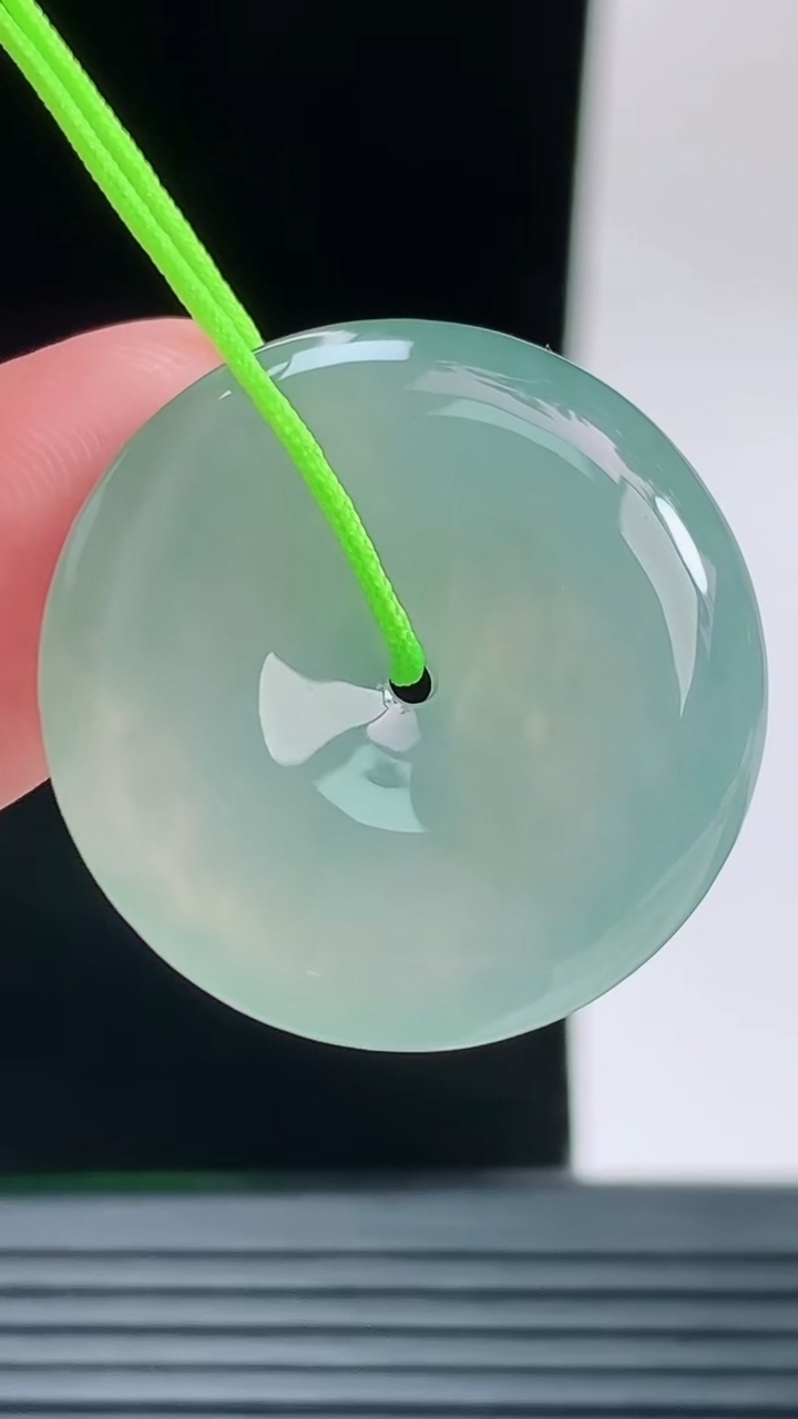 天然A货翡翠平安扣吊坠，尺寸25.2-5.6重量:7.22g
9月14日