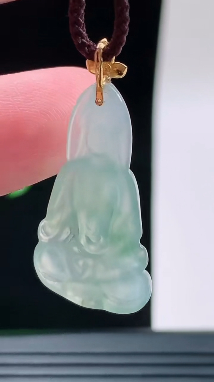 天然A货翡翠观音菩萨吊坠，尺寸30.8-14.8-3.3重量:2.43g
9月14日