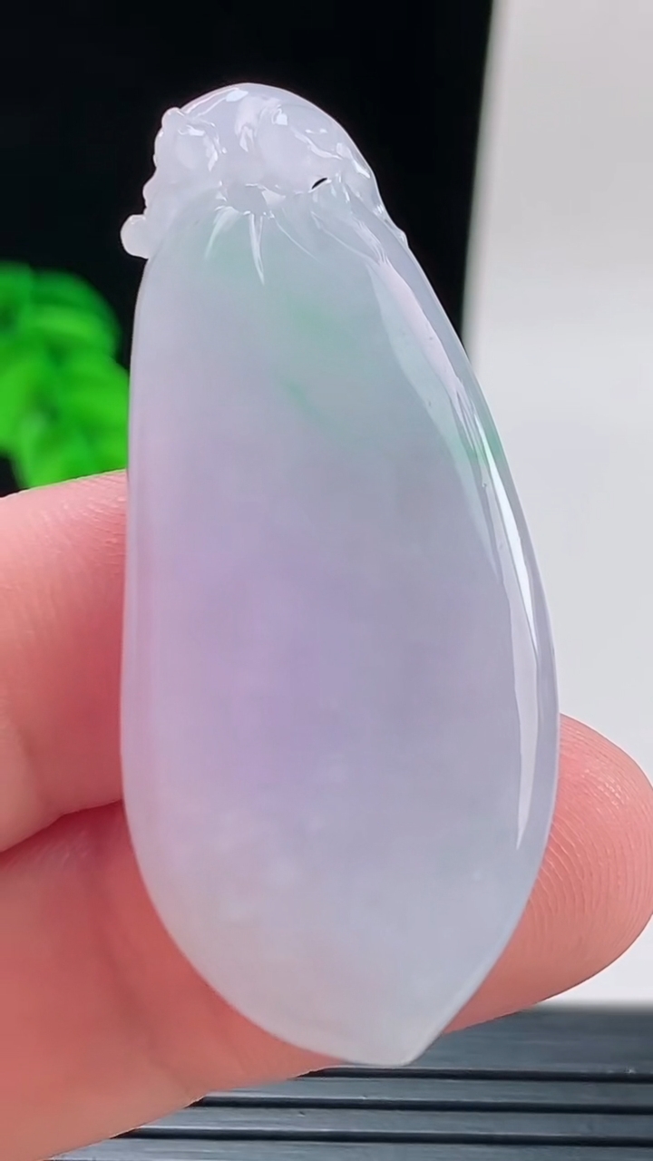 天然A货翡翠春带彩 紫罗兰福瓜吊坠，尺寸48.8-24.9-8.3重量:16.30g
9月14日